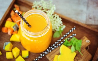Smoothie tropical de laranja e manga
